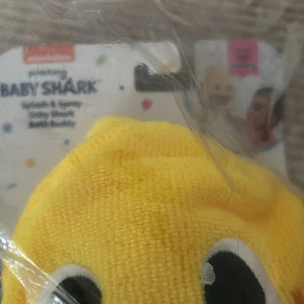 Baby Shark Splash and Spray Bath Buddy‎